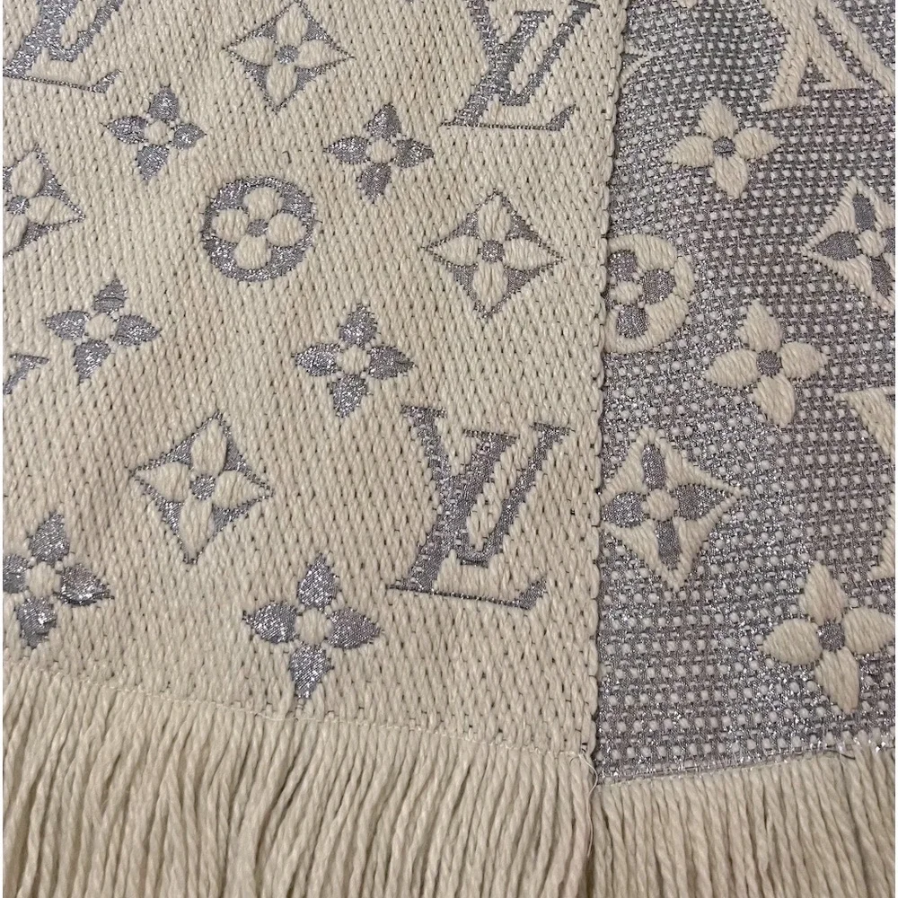 LOUIS VUITTON AUTHENTIC SHINE LOGOMANIA Pearl/ Gray SCARVE